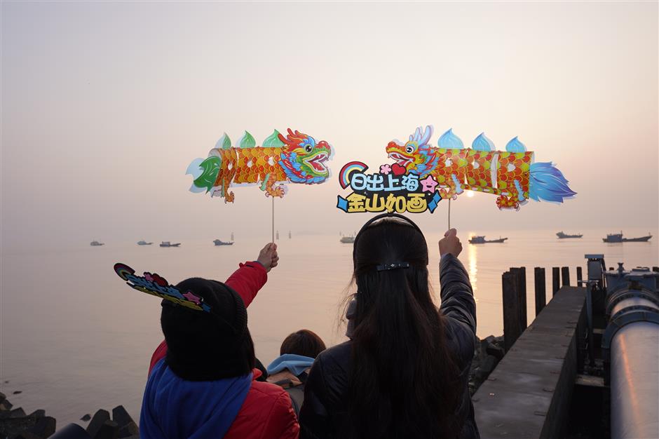 Here comes the sun as crowds gather at Jinshan's City Beach